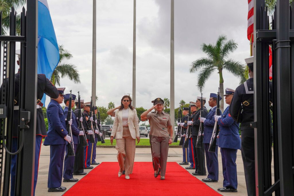 Ministra de Defensa de Honduras Visita el Comando Sur de EE. UU.
