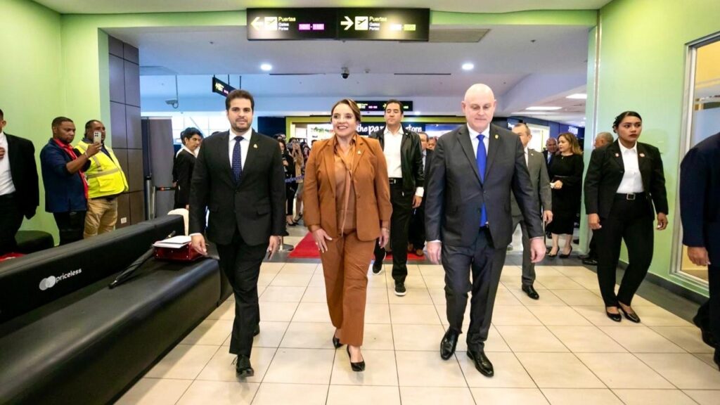 Presidenta Xiomara Castro llega a Panamá para participar en encuentro del Parlatino