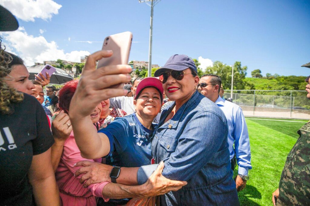 Autoridades del Gobierno realizaron la supervisión final del moderno complejo deportivo en la colonia La Vega, Tegucigalpa, que contará con tres canchas de fútbol de primer nivel.