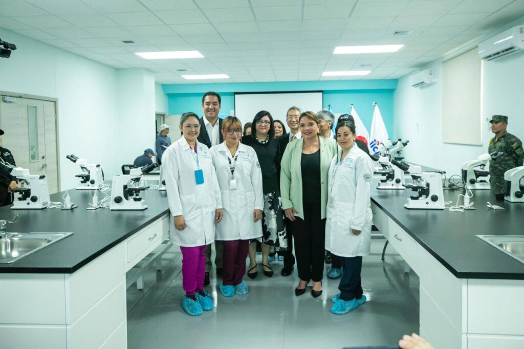 La Presidenta Xiomara Castro De Zelaya inauguró en Tegucigalpa las nuevas instalaciones del Laboratorio Nacional de Vigilancia