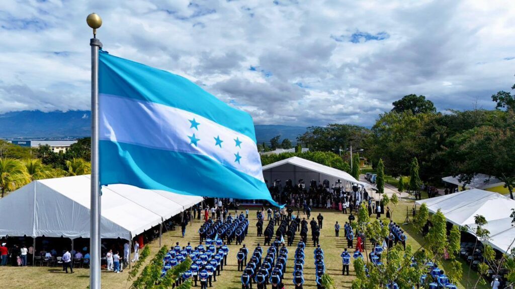 PRESIDENTA XIOMARA CASTRO PARTICIPA EN CEREMONIA DE ASCENSOS DE LA POLICÍA NACIONAL